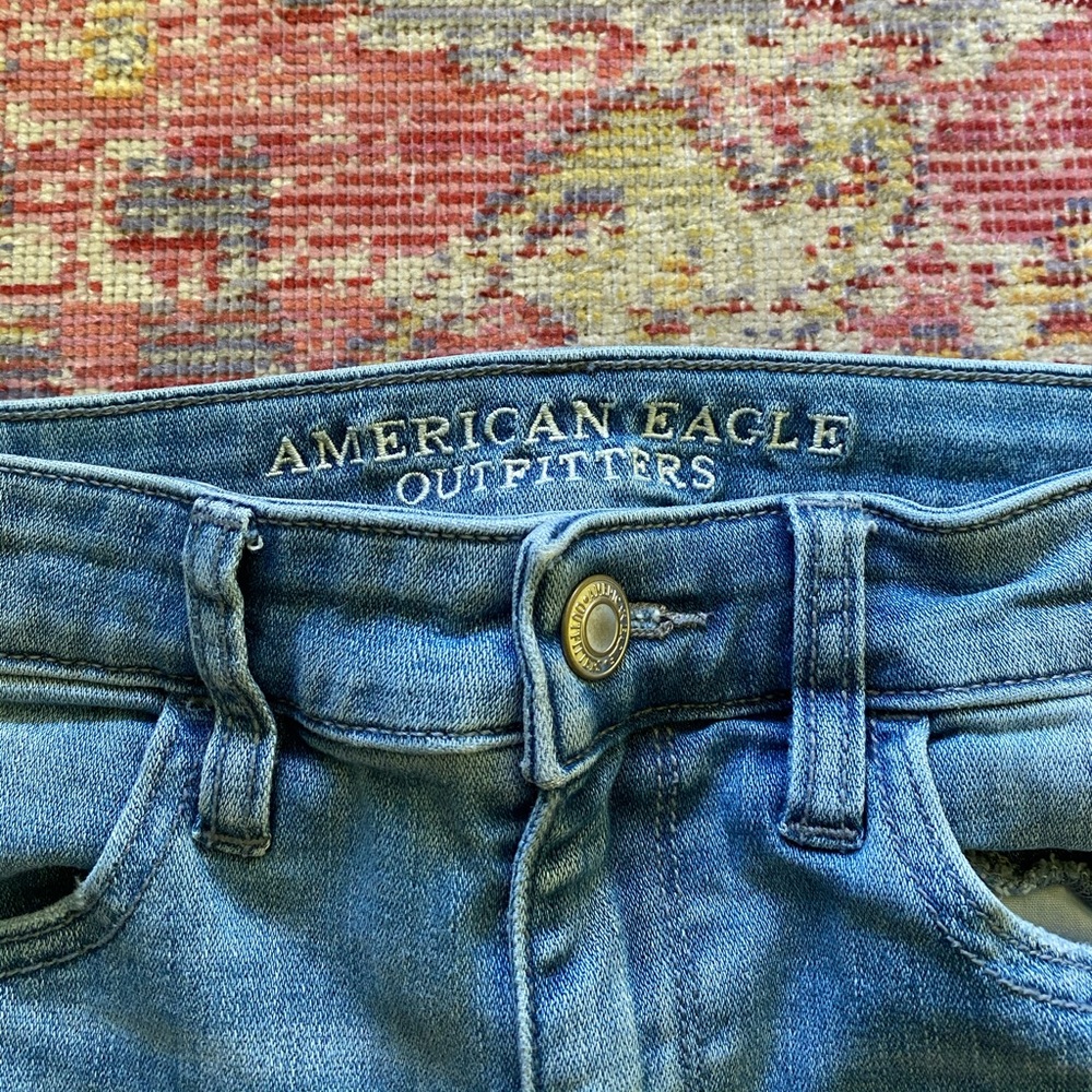 AE Light Wash Hi-Rise Distressed Jegging Jeans! - Picture 3 of 5